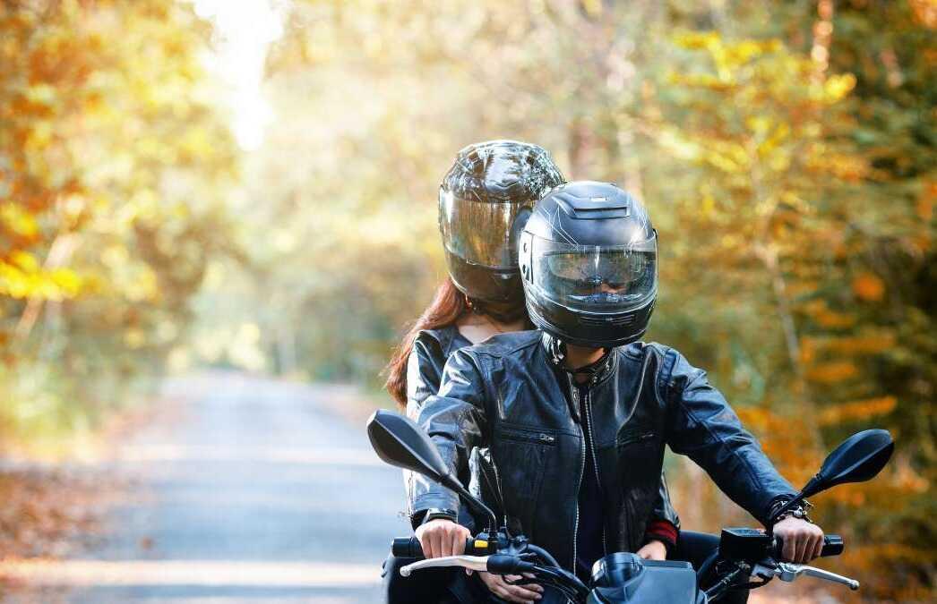 Puedo incluir a otras personas en la póliza de moto